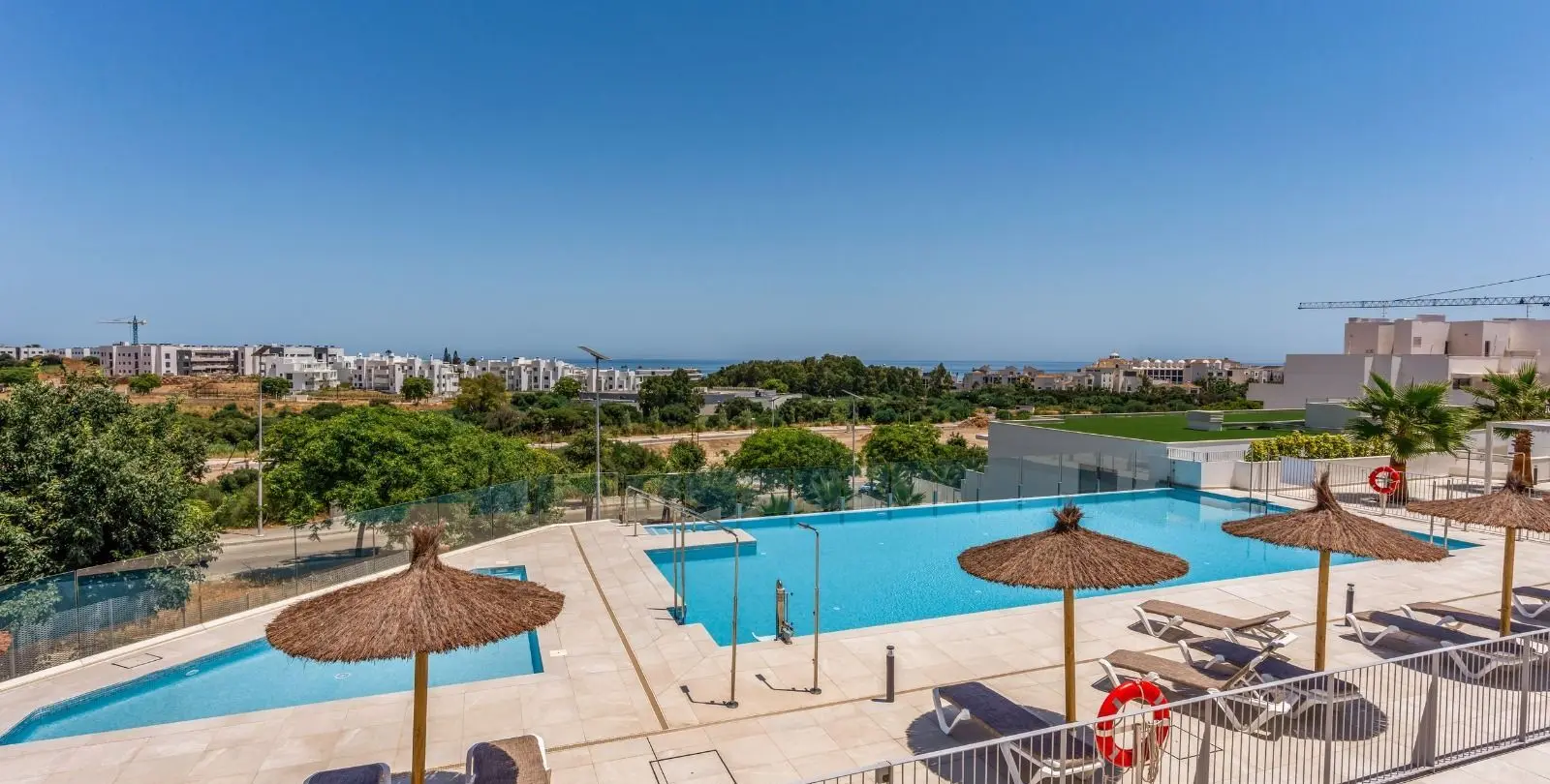 Sale of middle floor apartment in Estepona 17