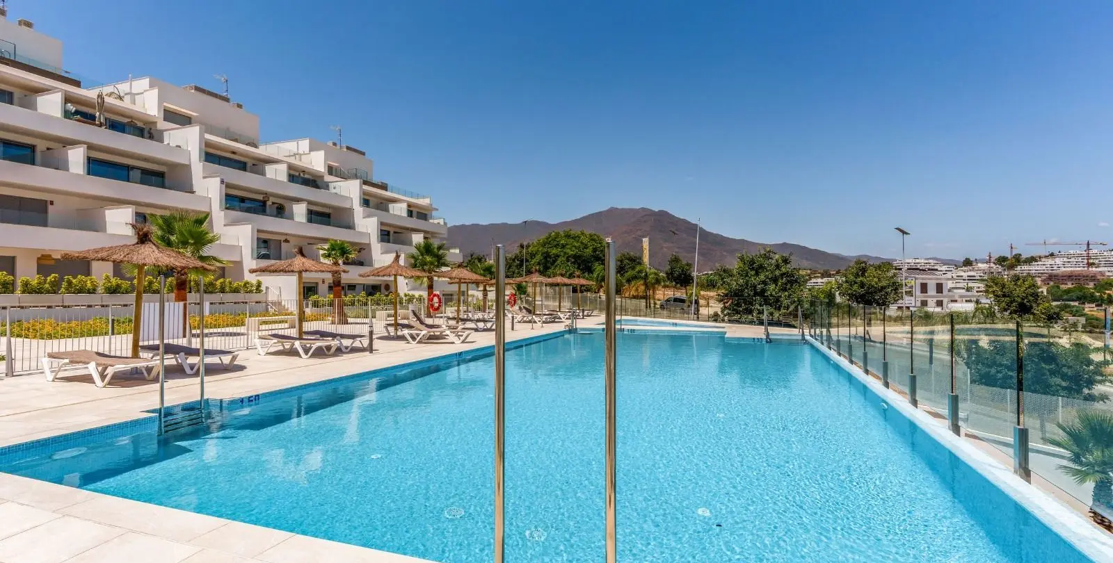 Sale of middle floor apartment in Estepona 18