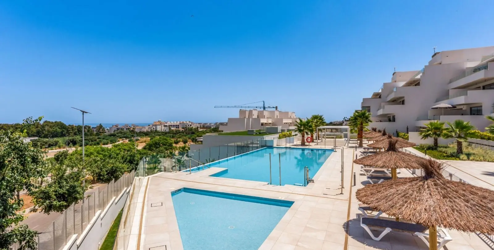 Sale of middle floor apartment in Estepona 19