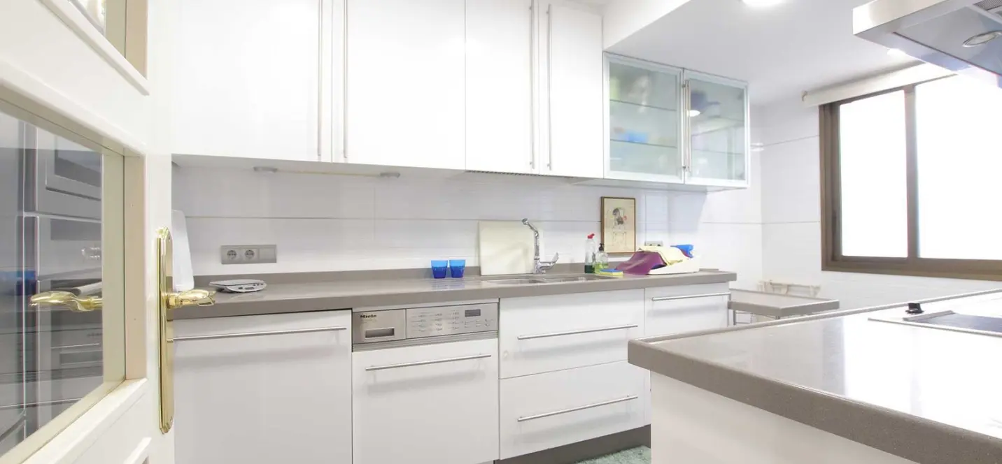Sale of middle floor apartment in Nueva Andalucía 3