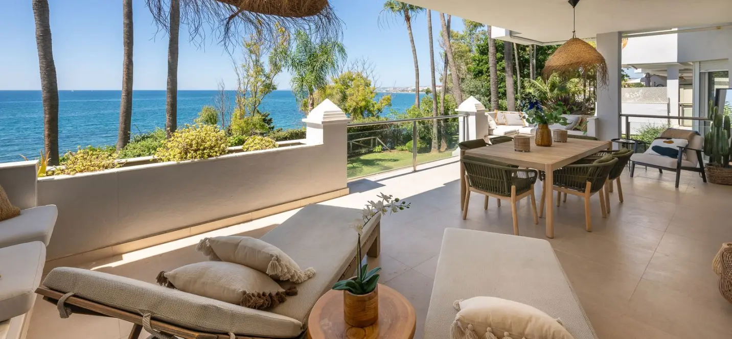 Sale of middle floor apartment in Estepona 0