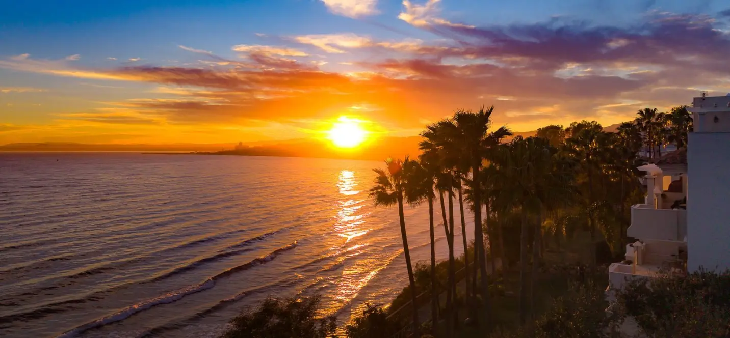 Sale of middle floor apartment in Estepona 1