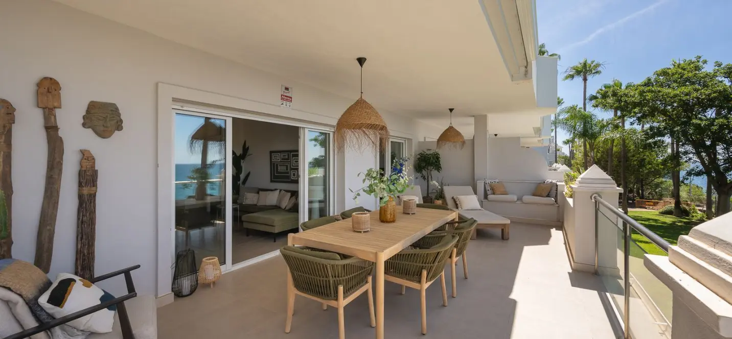 Sale of middle floor apartment in Estepona 2