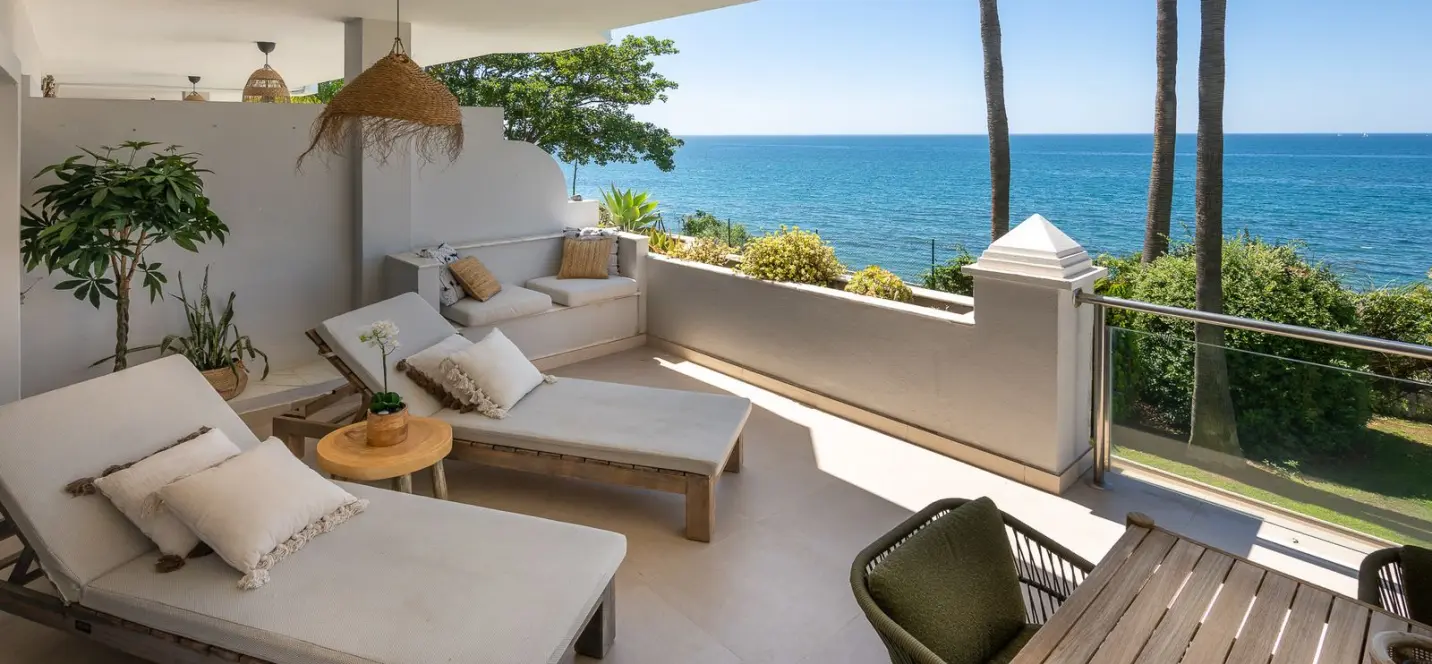 Sale of middle floor apartment in Estepona 3