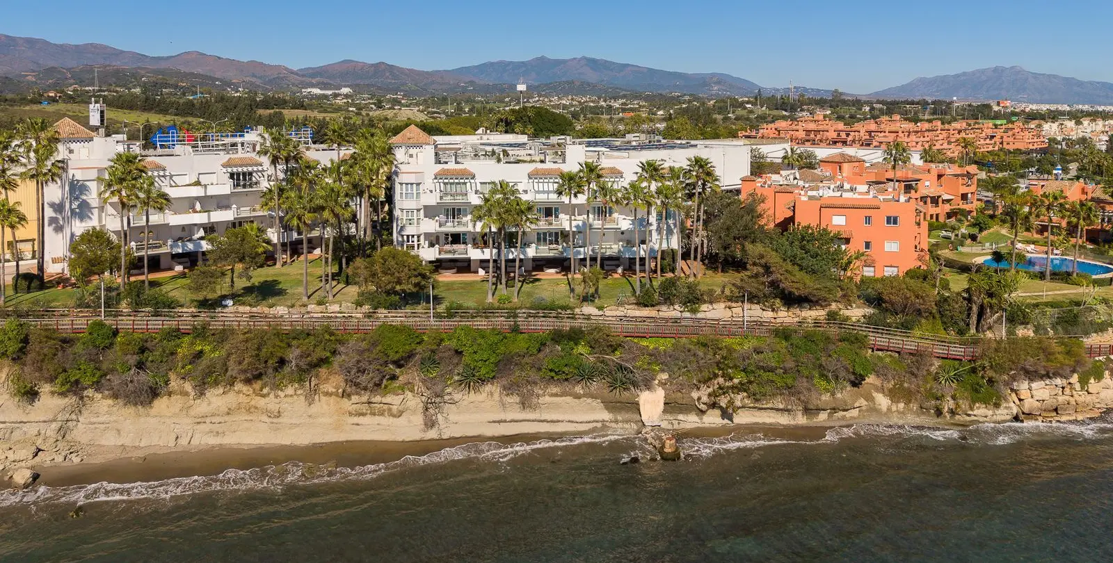 Продажа апартаментов на среднем этаже в Estepona 23