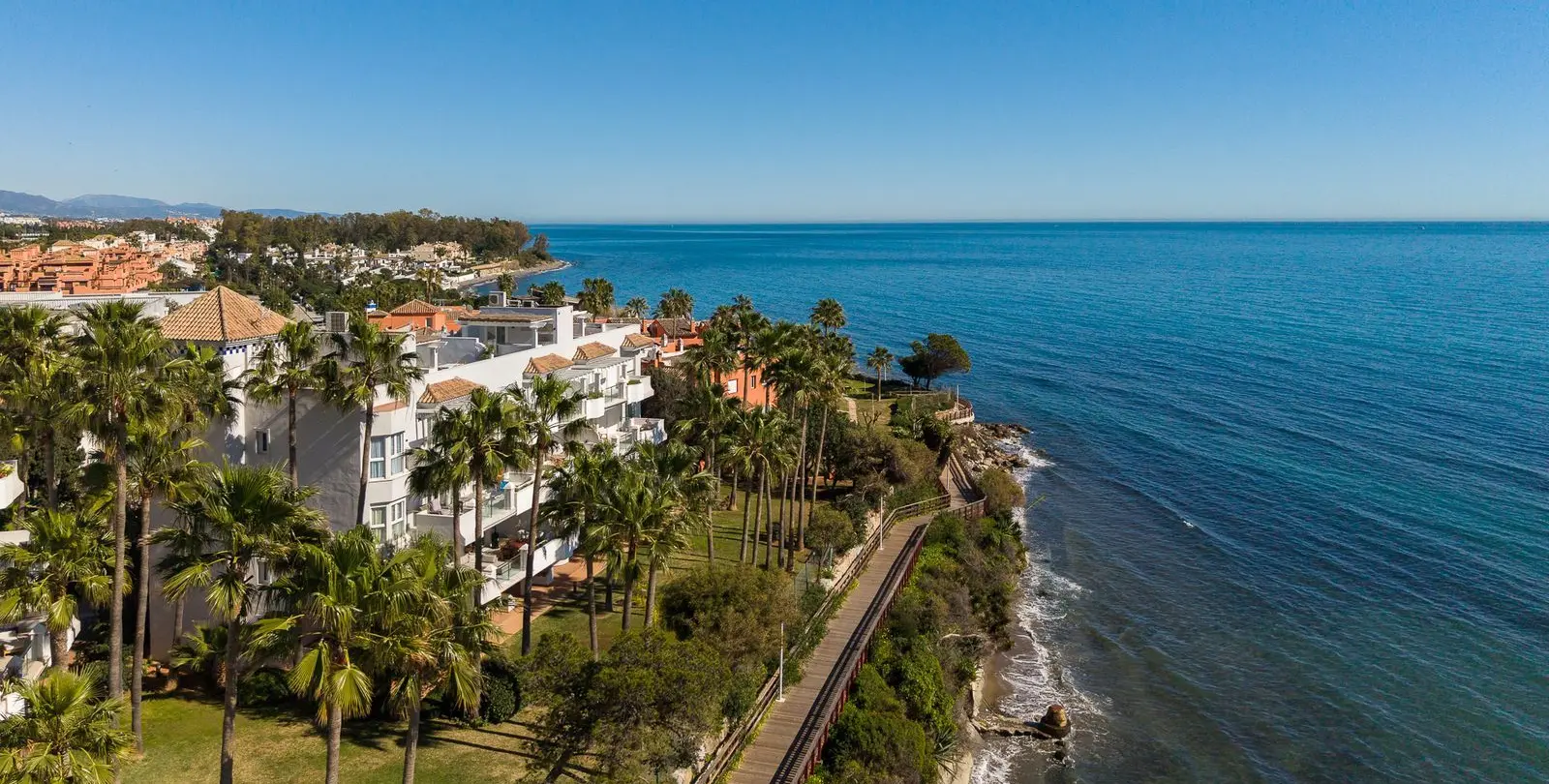 Продажа апартаментов на среднем этаже в Estepona 24