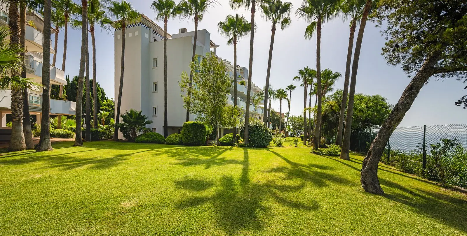 Продажа апартаментов на среднем этаже в Estepona 26