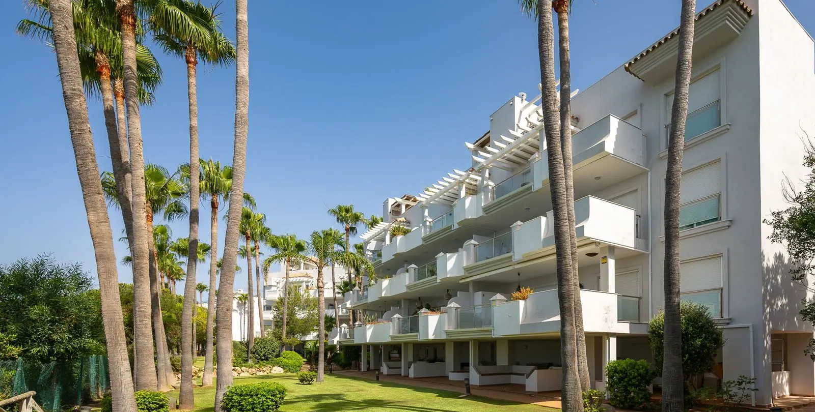 Продажа апартаментов на среднем этаже в Estepona 28