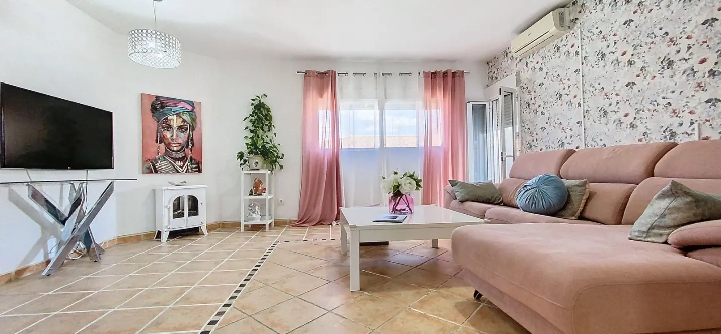 Sale of middle floor apartment in Estepona 0