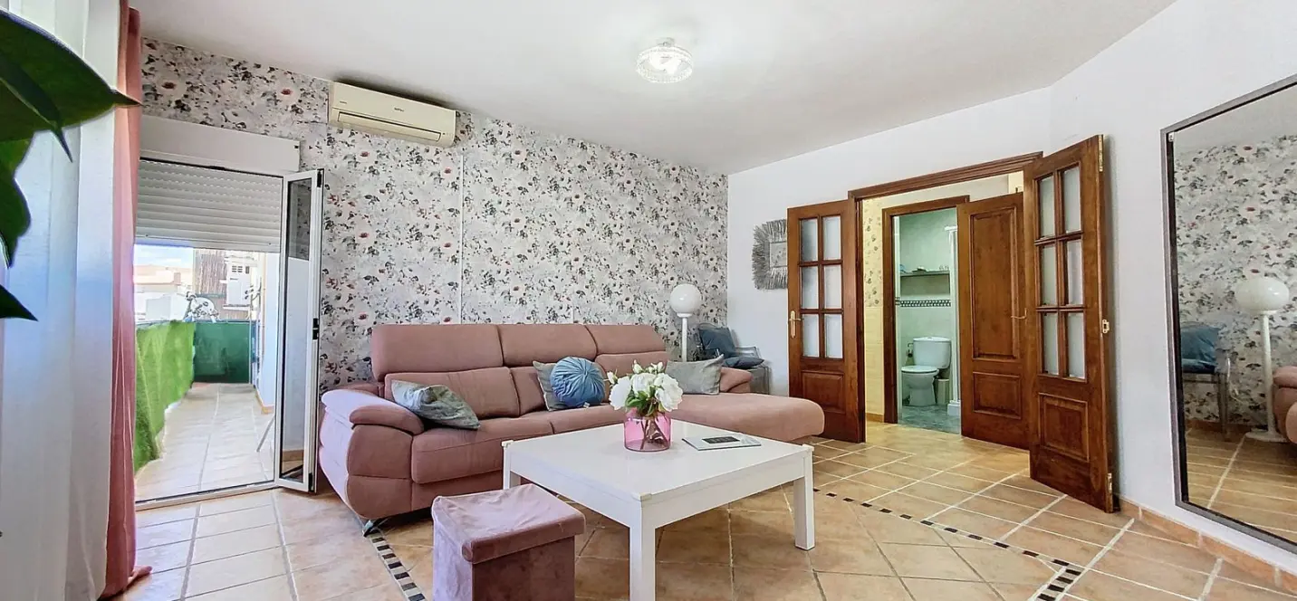 Sale of middle floor apartment in Estepona 1