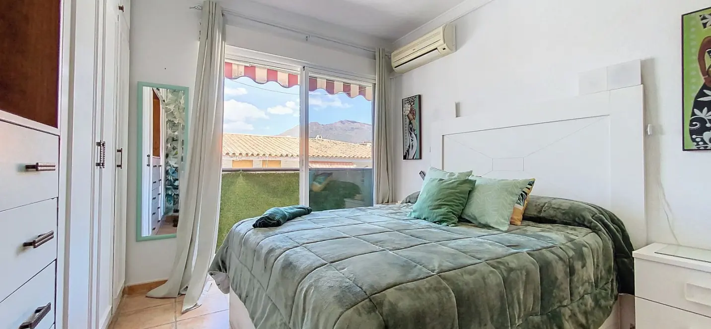 Sale of middle floor apartment in Estepona 2