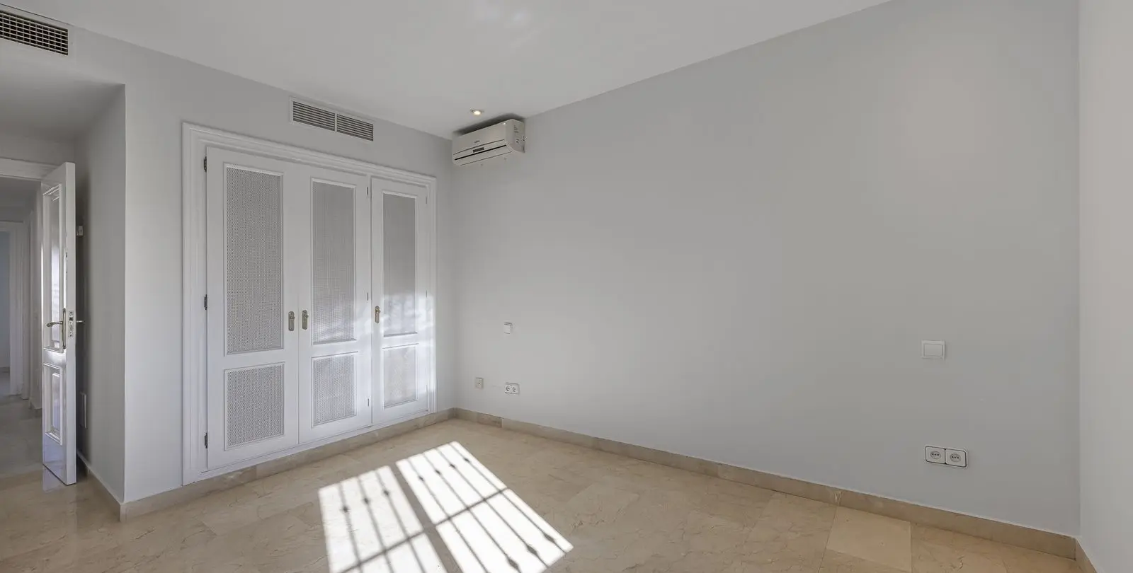 Venta de casa pareada en Nueva Andalucía 21