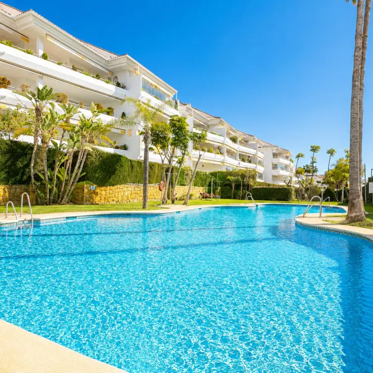 Venta de ático dúplex en Guadalmina Baja