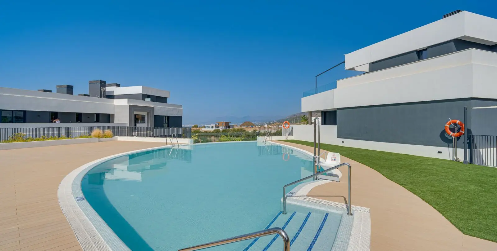 Venta de apartamento en planta media en Altos de los Monteros 1