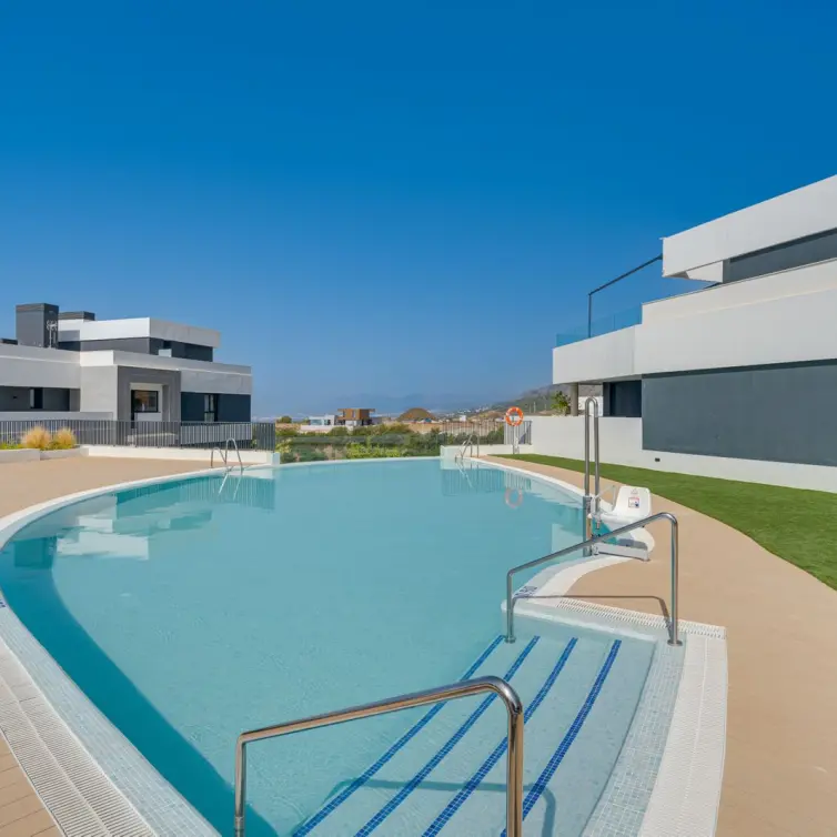 Venta de apartamento en planta media en Altos de los Monteros