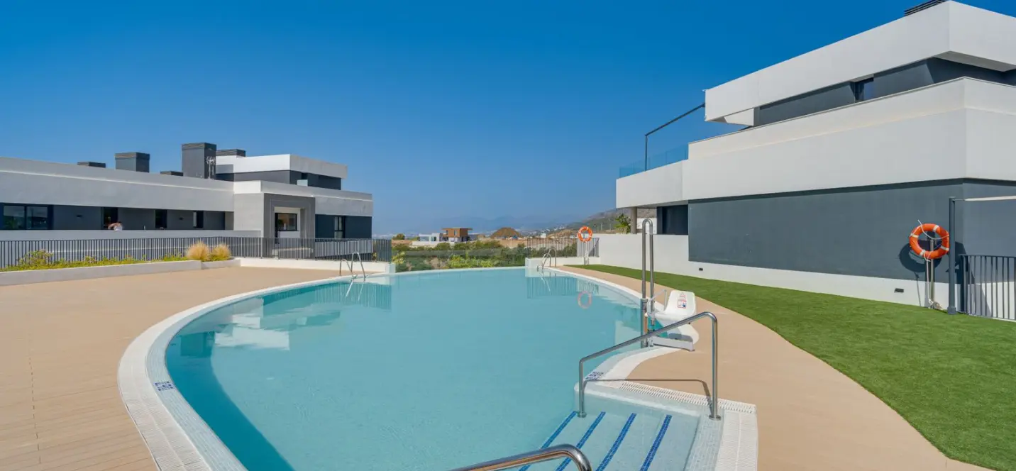 Venta de apartamento en planta media en Altos de los Monteros 0
