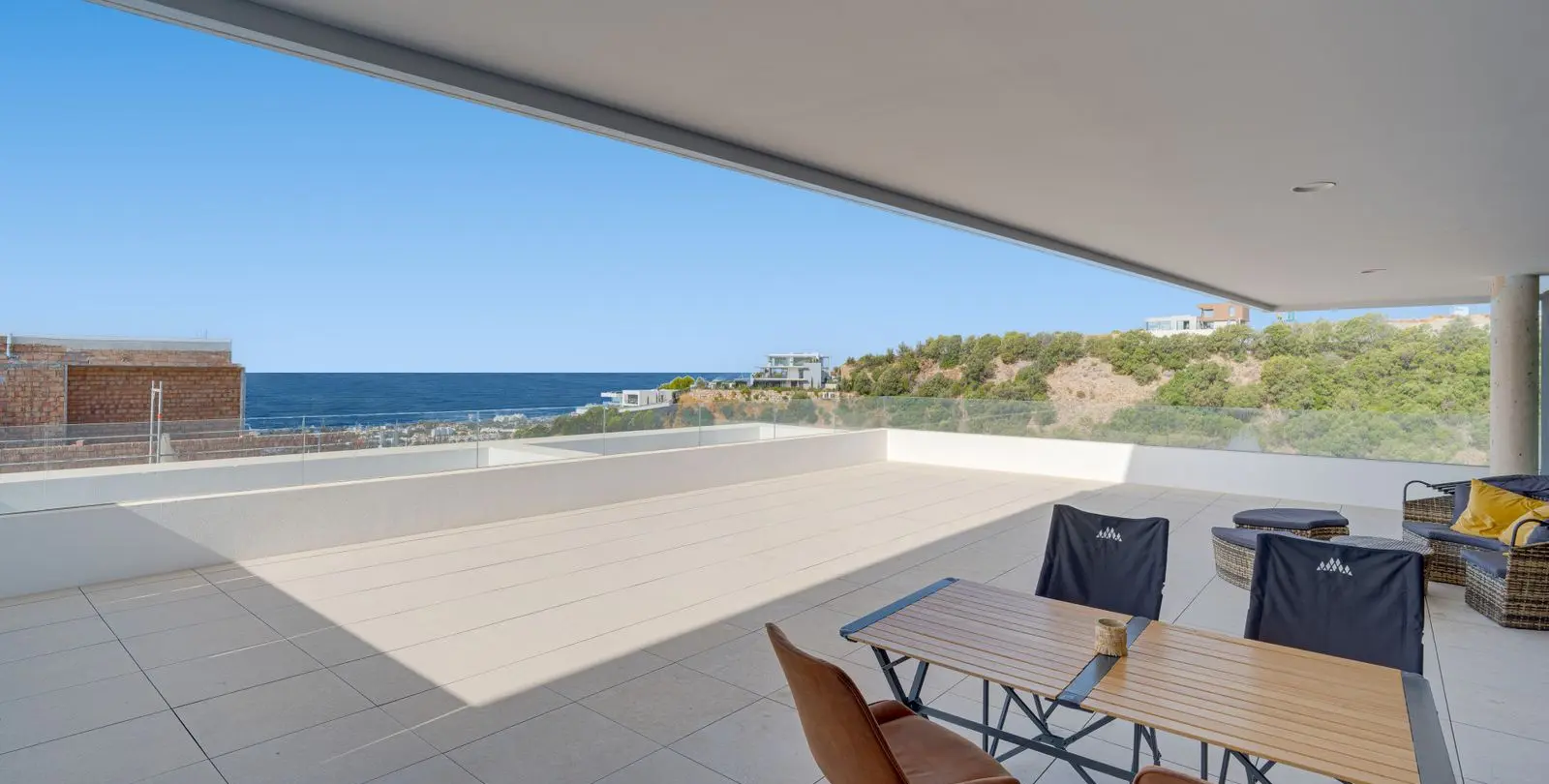 Venta de apartamento en planta media en Altos de los Monteros 2