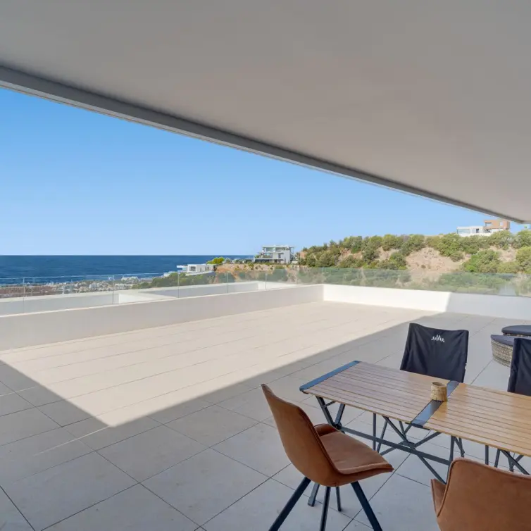 Venta de apartamento en planta media en Altos de los Monteros