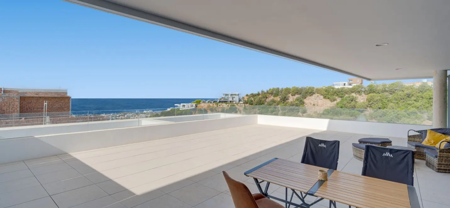 Venta de apartamento en planta media en Altos de los Monteros 1