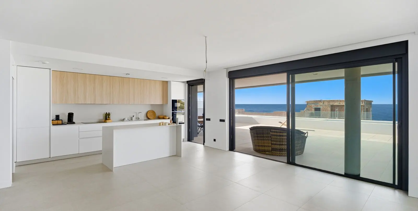 Venta de apartamento en planta media en Altos de los Monteros 3