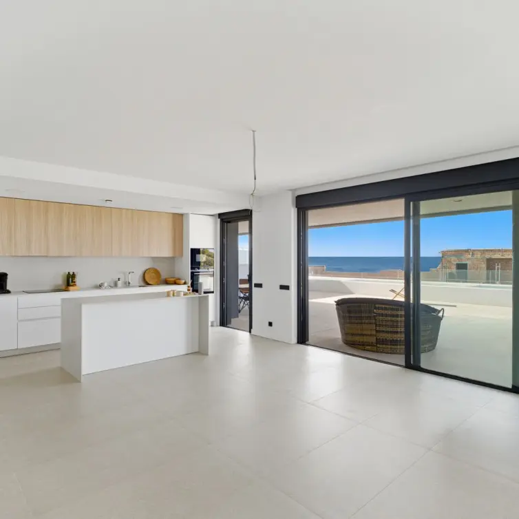 Venta de apartamento en planta media en Altos de los Monteros