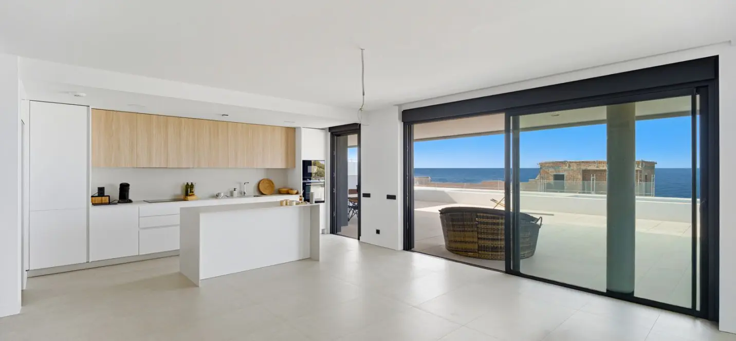 Venta de apartamento en planta media en Altos de los Monteros 2
