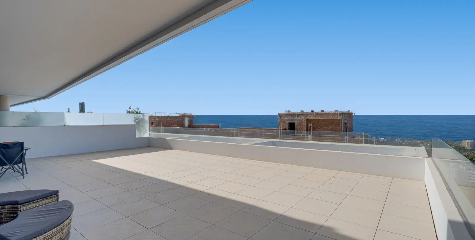 Venta de apartamento en planta media en Altos de los Monteros 6