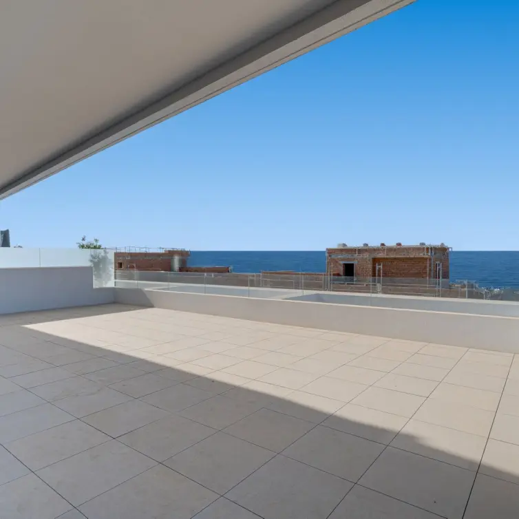 Venta de apartamento en planta media en Altos de los Monteros