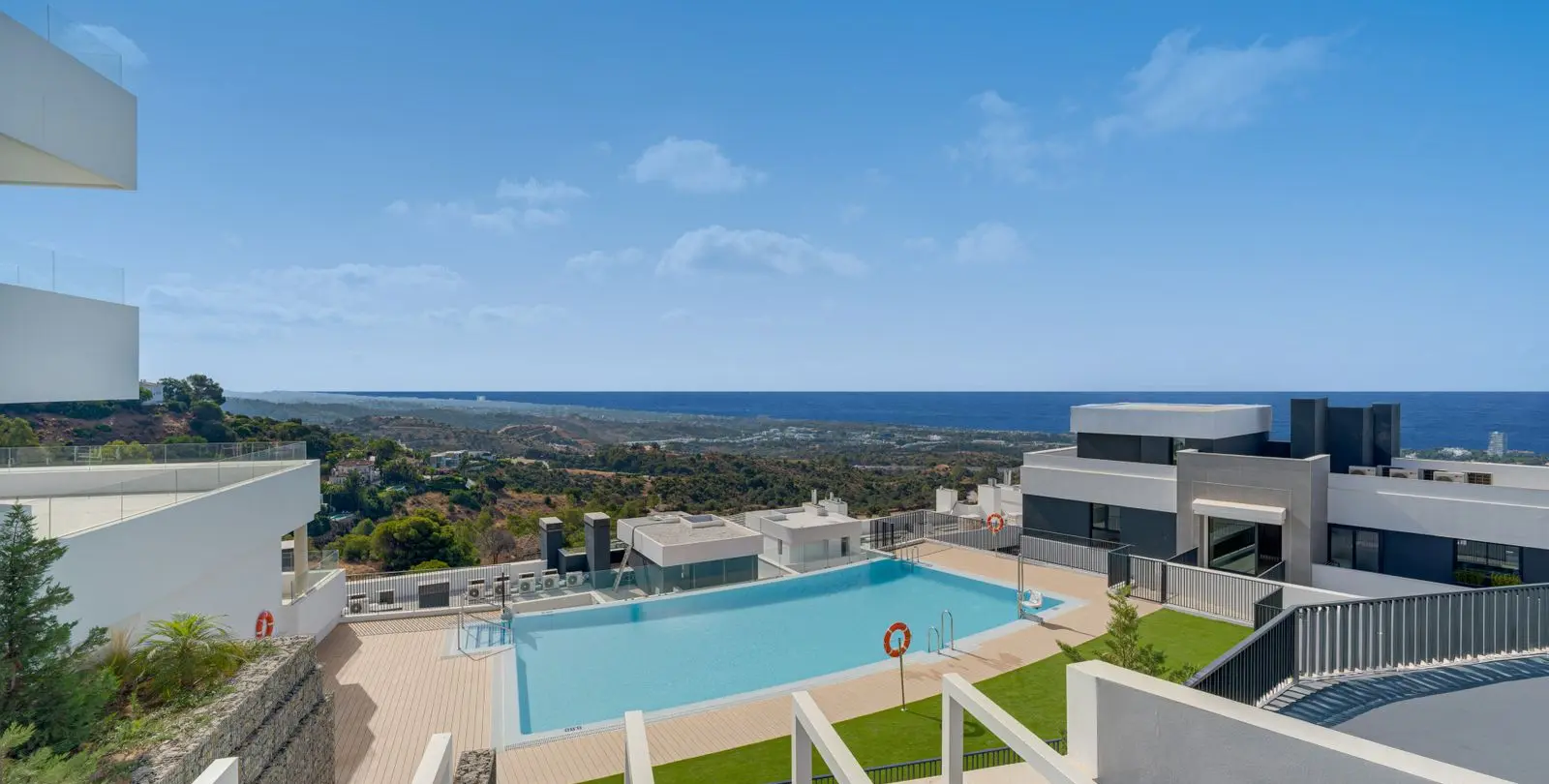 Venta de apartamento en planta media en Altos de los Monteros 8