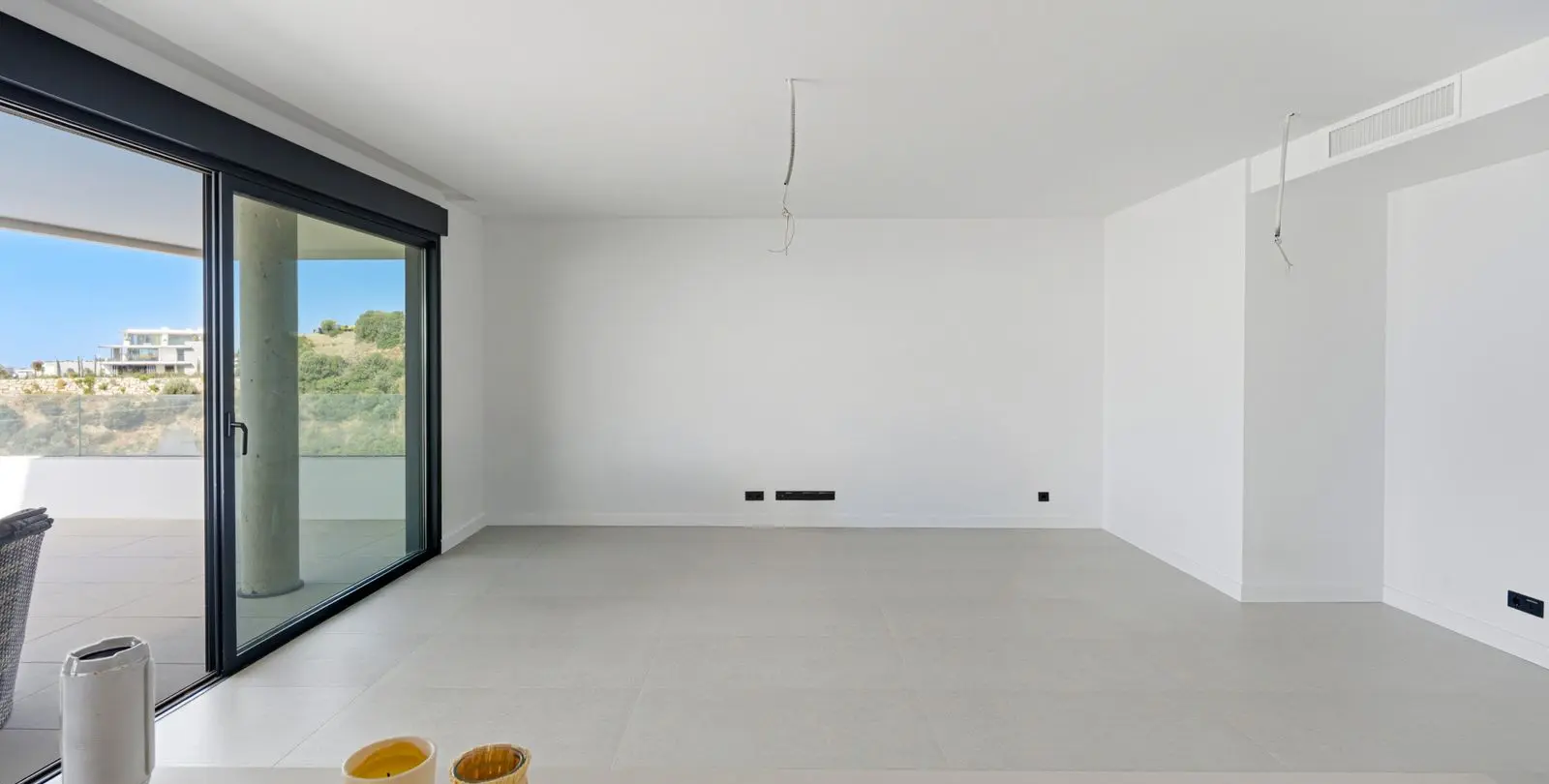 Venta de apartamento en planta media en Altos de los Monteros 9