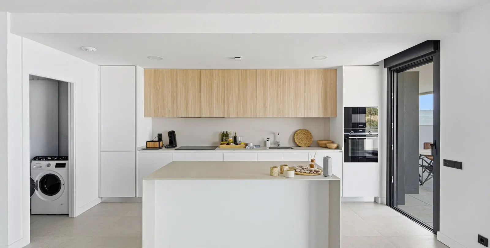 Venta de apartamento en planta media en Altos de los Monteros 14