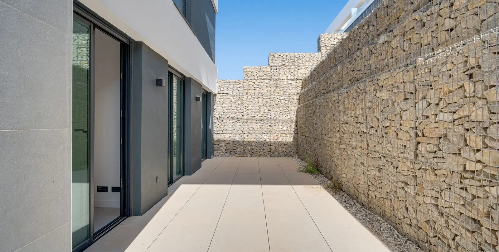 Venta de apartamento en planta media en Altos de los Monteros 15