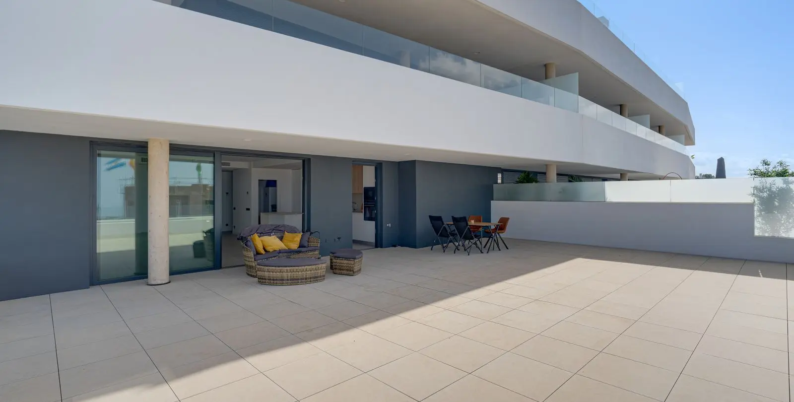Venta de apartamento en planta media en Altos de los Monteros 16