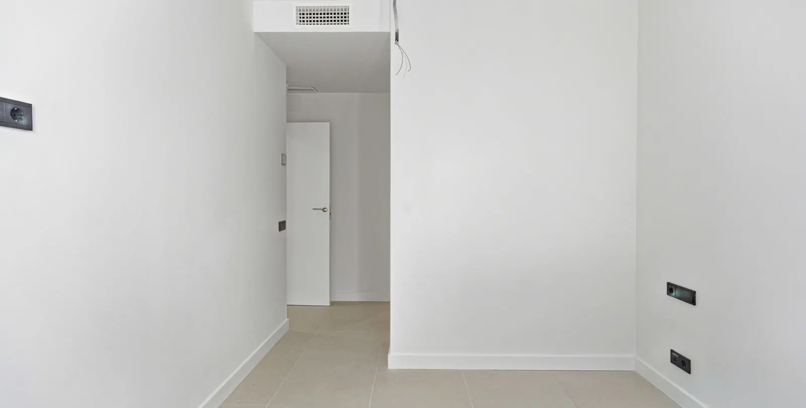 Venta de apartamento en planta media en Altos de los Monteros 19