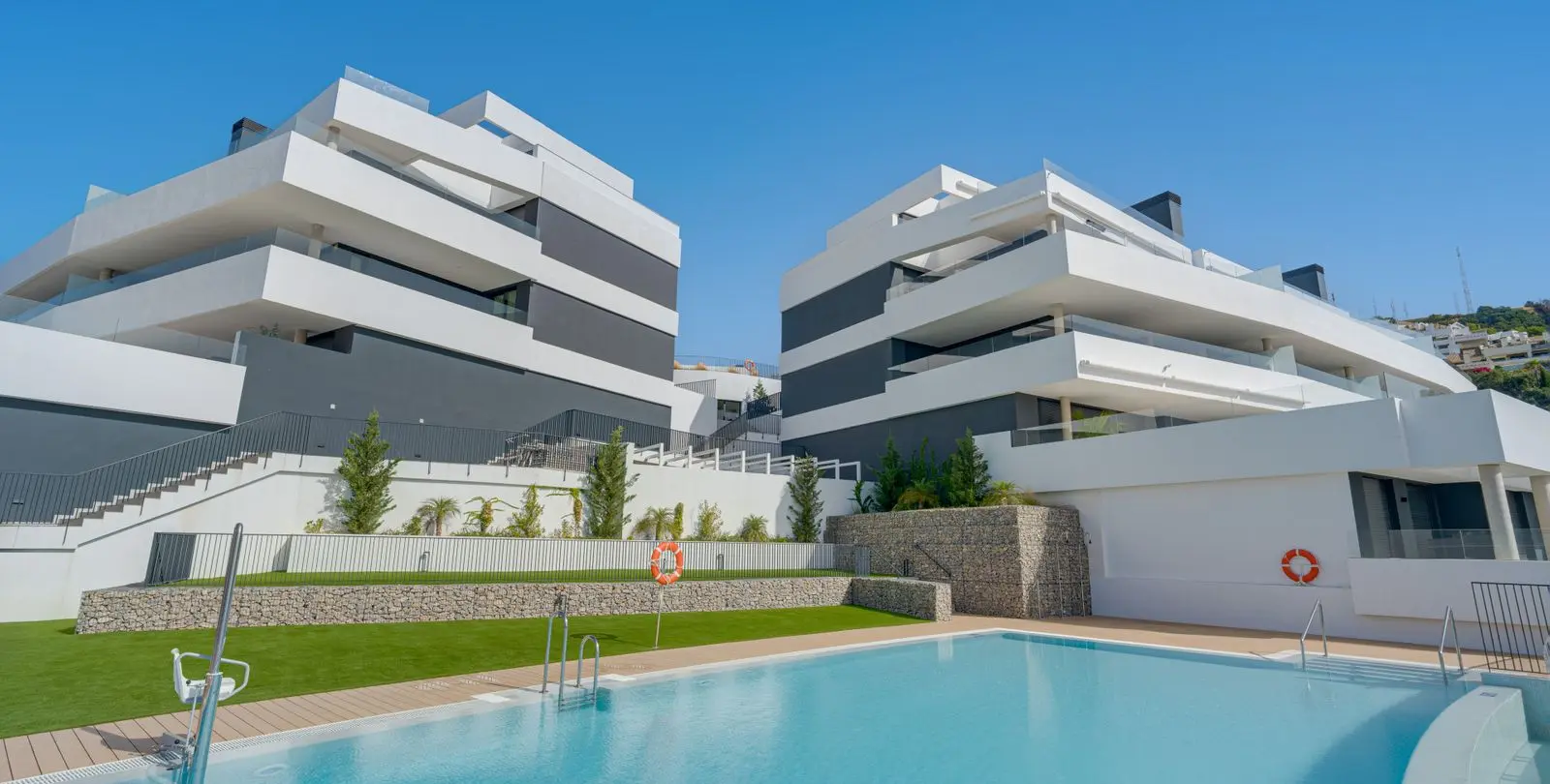Venta de apartamento en planta media en Altos de los Monteros 21