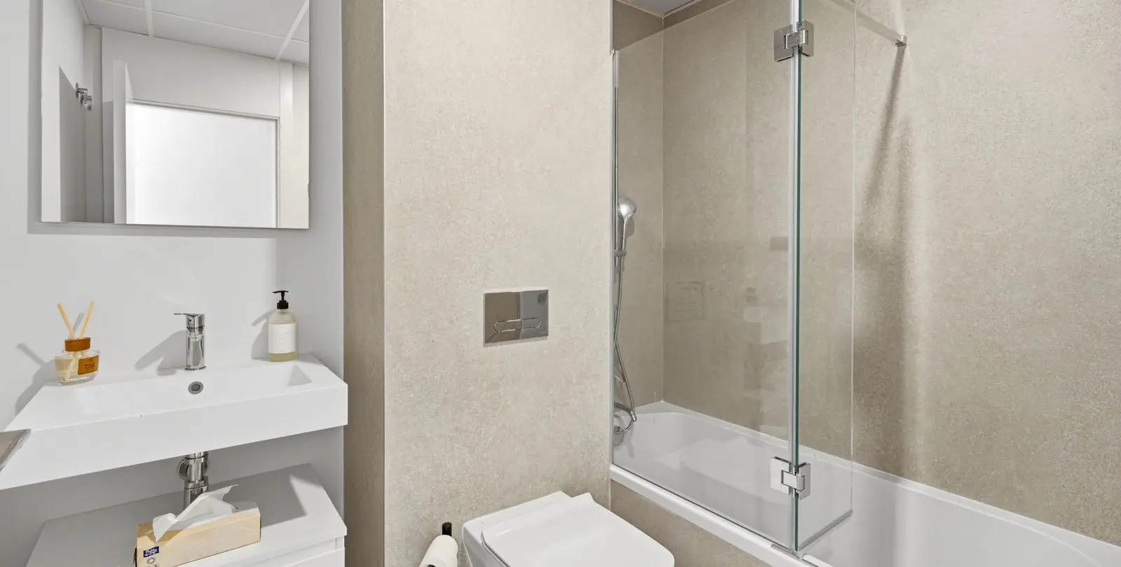 Venta de apartamento en planta media en Altos de los Monteros 23