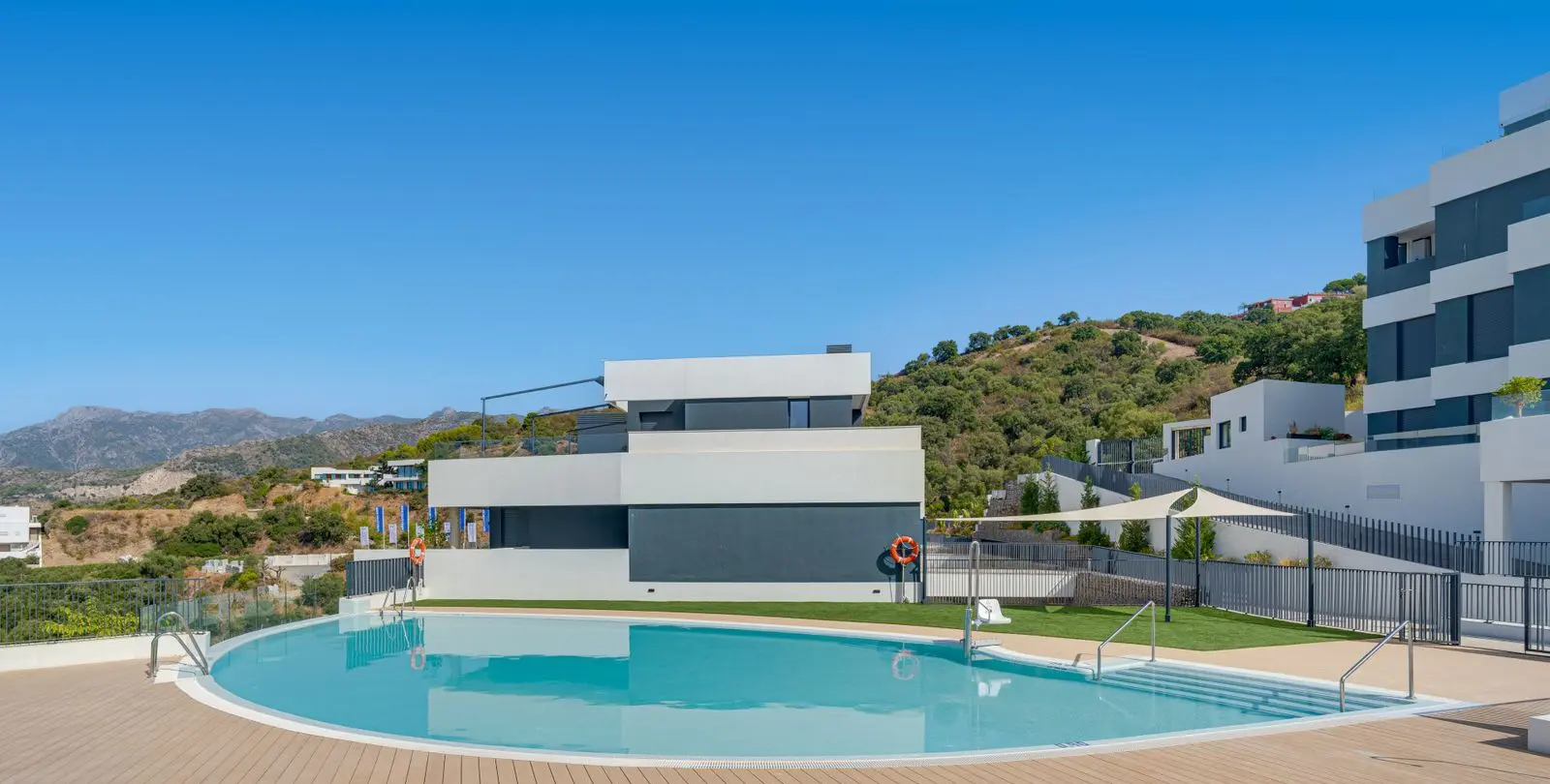 Venta de apartamento en planta media en Altos de los Monteros 25