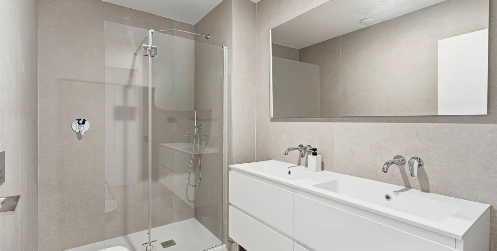 Venta de apartamento en planta media en Altos de los Monteros 26