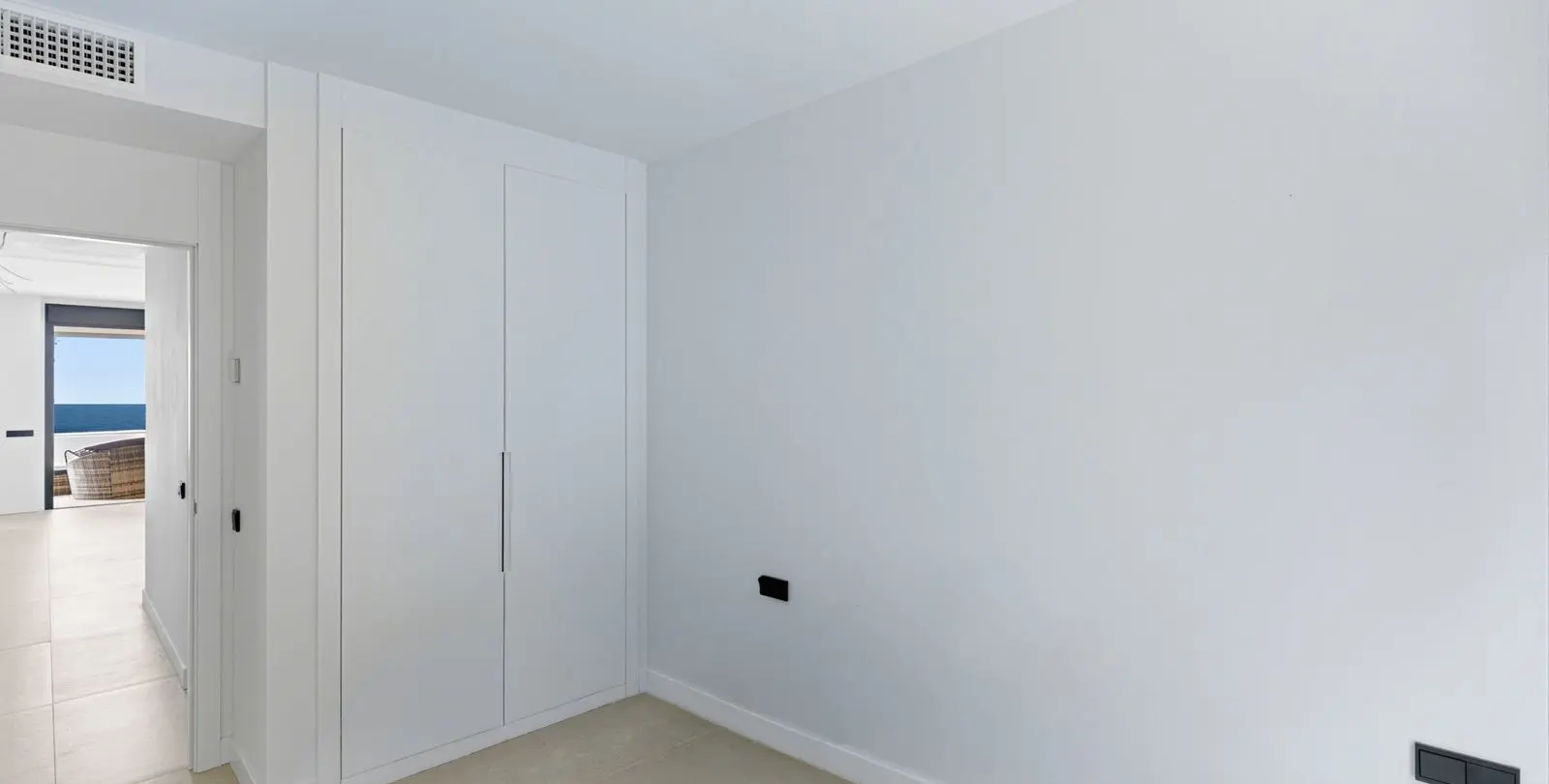 Venta de apartamento en planta media en Altos de los Monteros 27