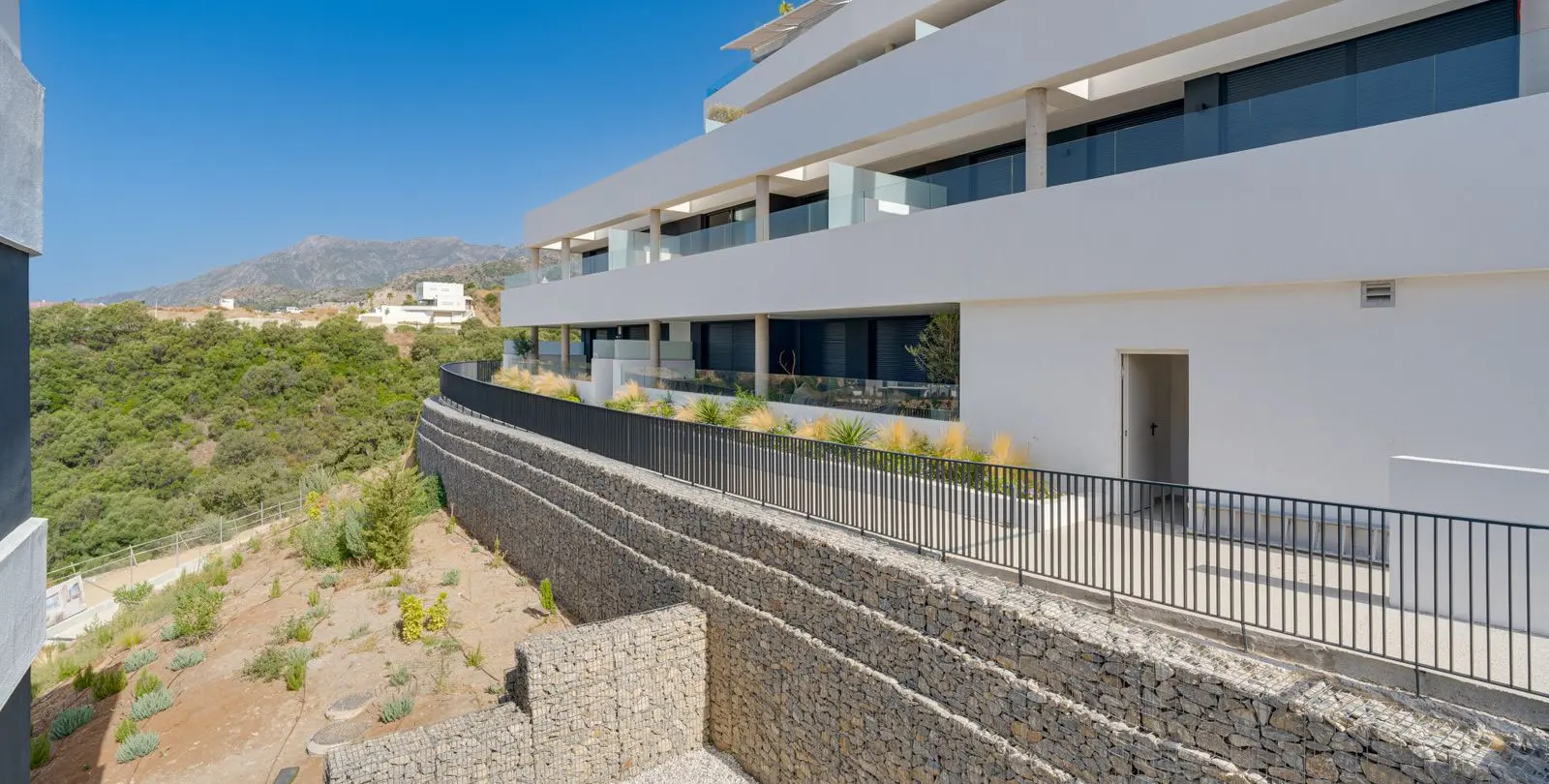 Venta de apartamento en planta media en Altos de los Monteros 29