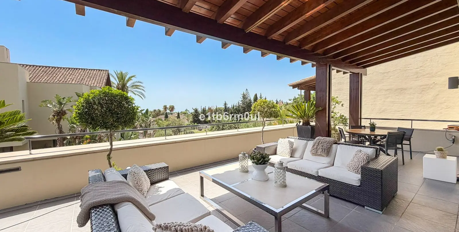 Venta de apartamento en planta media en The Golden Mile 1