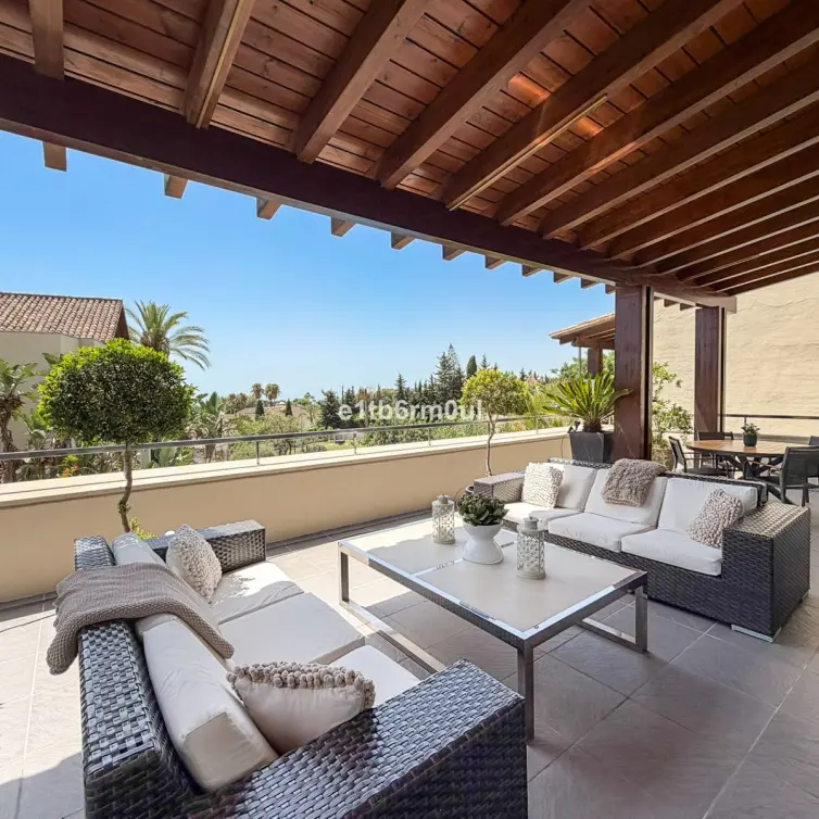 Venta de apartamento en planta media en The Golden Mile