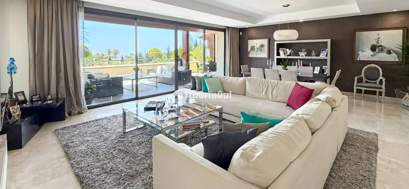 Venta de apartamento en planta media en The Golden Mile 1
