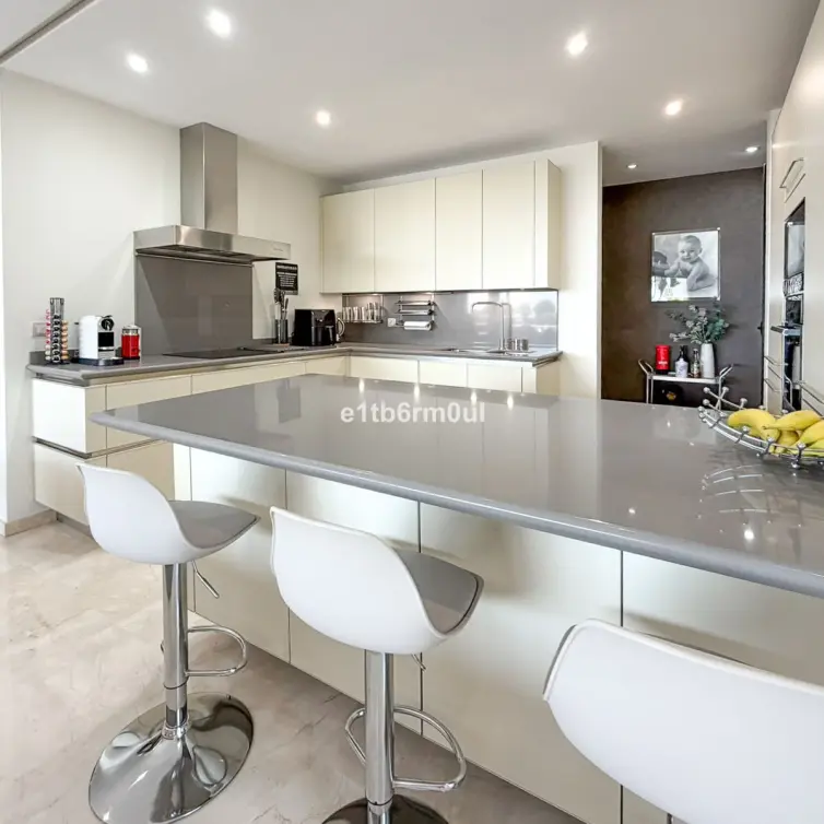 Venta de apartamento en planta media en The Golden Mile