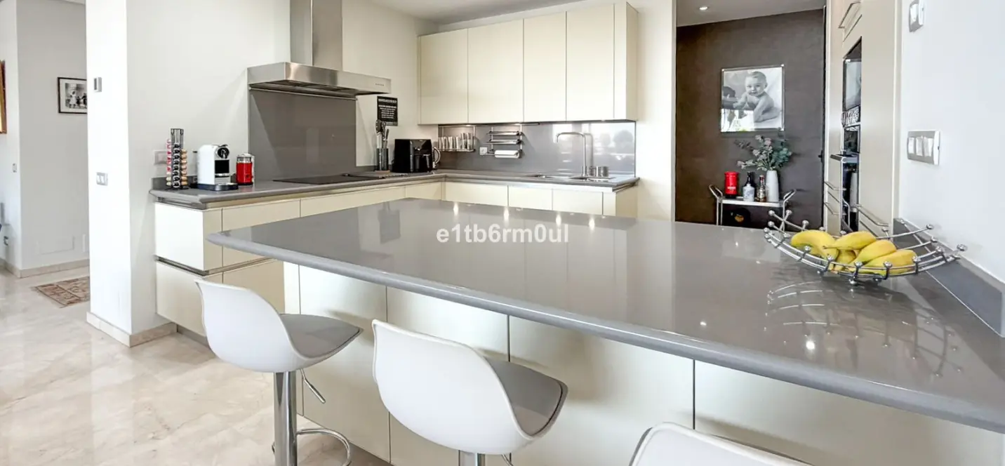 Venta de apartamento en planta media en The Golden Mile 2