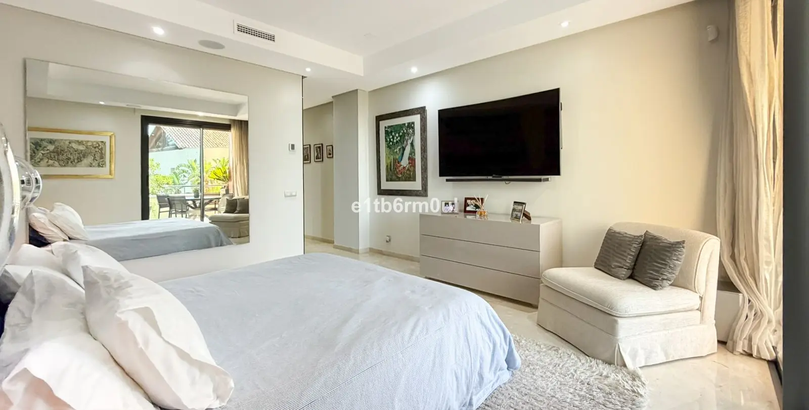 Venta de apartamento en planta media en The Golden Mile 4