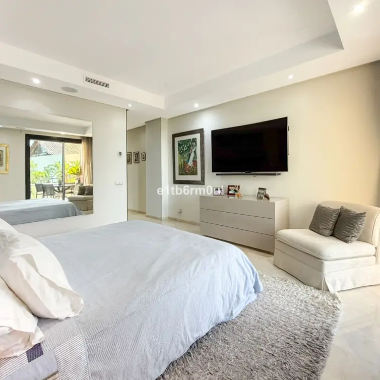 Venta de apartamento en planta media en The Golden Mile