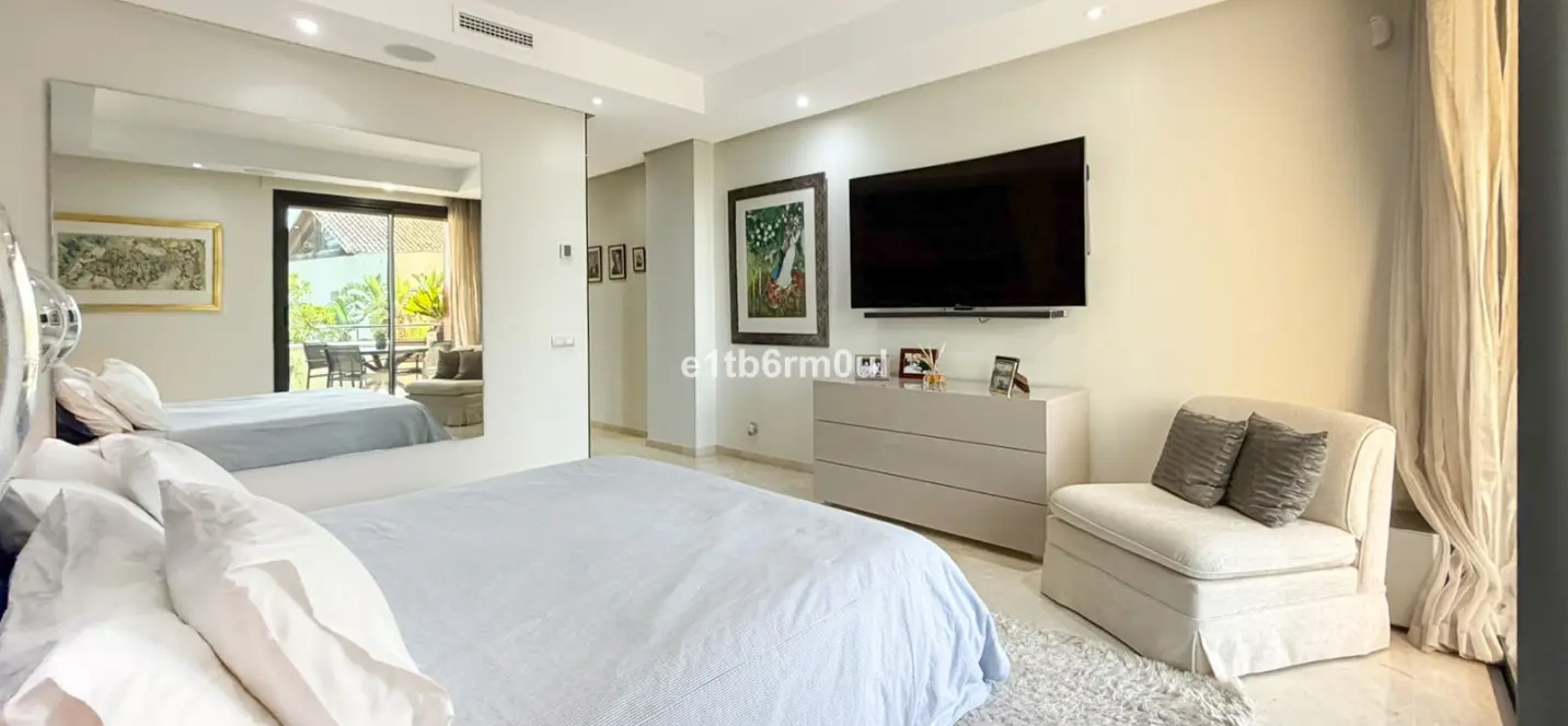 Venta de apartamento en planta media en The Golden Mile 3