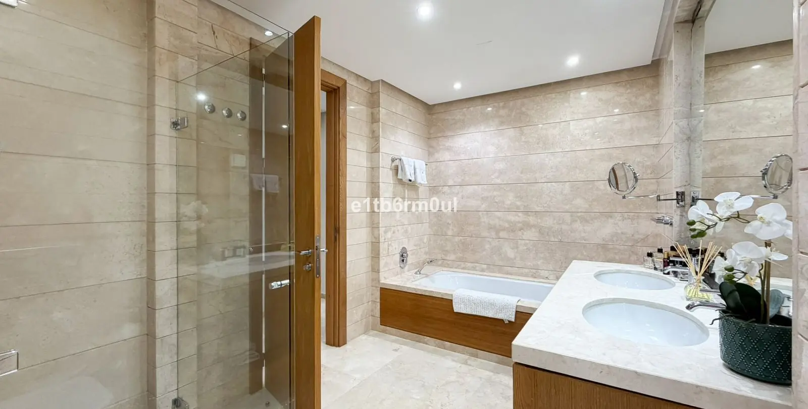 Venta de apartamento en planta media en The Golden Mile 6