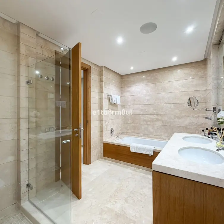 Venta de apartamento en planta media en The Golden Mile